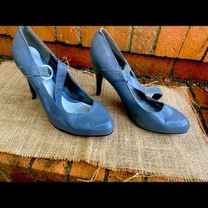 Grey pumps